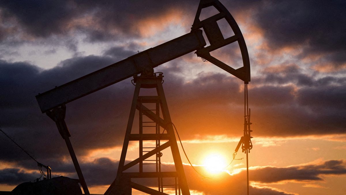 Průměrná cena ruské ropy Urals loni klesla, byla však nad sankčním stropem